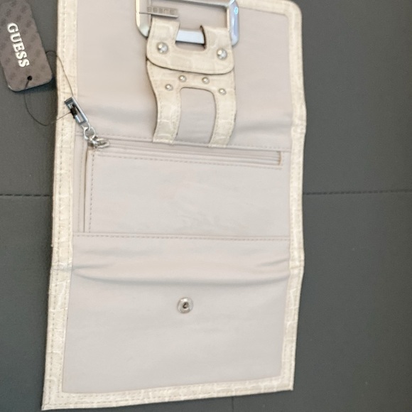 BNWT GUESS WALLET - IVORY FLAP WALLET - Picture 4 of 5
